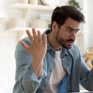 Apesar da presença de filtros sofisticados contra golpes de e-mail, spam e outros ataques de “phishing” são muito comuns. © fizkes, Adobe Stock