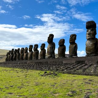 Ces colosses de pierre, taillés dans le tuf volcanique entre le XIIIᵉ et le XVIᵉ siècle, auraient été déplacés debout grâce à une technique de « marche » reposant sur l’équilibre et la gravité.&nbsp;© Danny Kronstrom, Adobe Stock.