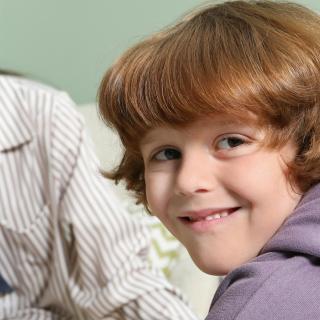 La stimulation magnétique transcrânienne pourrait permettre d’améliorer la communication d’enfants souffrant d’un trouble du spectre de l’autisme. © New Africa, Shutterstock.com