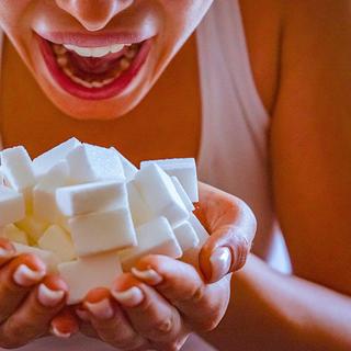 Fatigue, fringales, troubles du sommeil… L’effet&nbsp;du sevrage du sucre, ce poison. © Gruizza, iStock