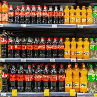 La&nbsp;majorité des promotions en supermarché concernent des produits néfastes pour la santé, en contradiction avec les recommandations du Programme national Nutrition santé. © Gagarin Iurii, Shutterstock.com