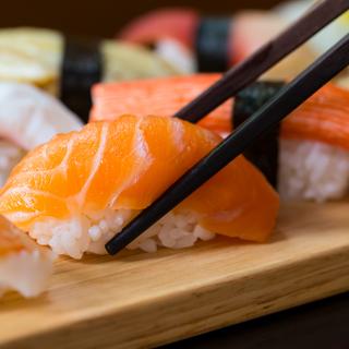 Comer cru preserva vitaminas, mas é preciso ter cuidado com alimentos crus. Devemos garantir a sua conservação adequada. © Narong Jongsirikul, Fotolia