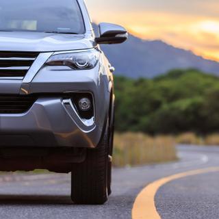 La hausse des ventes de SUV a des conséquences sur la climat, les terres naturelles, mais aussi sur le prix des carburants. © PiyawatNandeenoparit, Adobe Stock