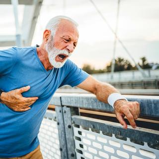 Ce « petit »&nbsp;inconfort est en réalité le 1er signe d’une crise cardiaque, selon la science. © LorsHenriVoton, iStock