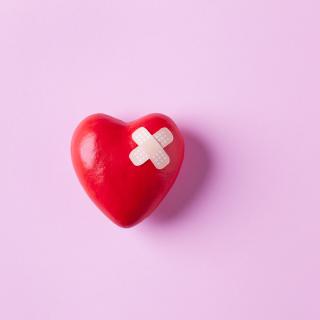 Le syndrome de Takotsubo, ou syndrôme du cœur brisé peut se déclencher à la suite d'un choc émotionnel. © dragonstock, Adobe Stock