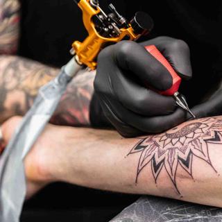 Et si l'encre de tatouage était toxique ? © pavelgulea, Adobe stock