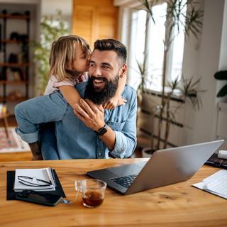 O teletrabalho redefine a nossa relação com o trabalho, priorizando o bem-estar e o equilíbrio entre a vida. © Pekic, iStock