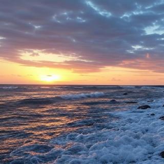 Imagem de uma costa terrestre primitiva com espuma nas ondas gerada pelo Grok AI do über Moron Musk. ©Grok