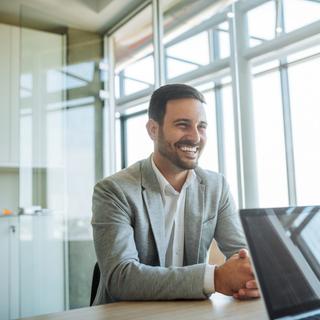 Les tests de personnalité&nbsp;lors d'un entretien d'embauche&nbsp;permettent au recruteur de mieux cerner les traits comportementaux du&nbsp;candidat et d'évaluer sa compatibilité avec le poste et la culture de l'entreprise. © PHOTO4U, Adobe Stock