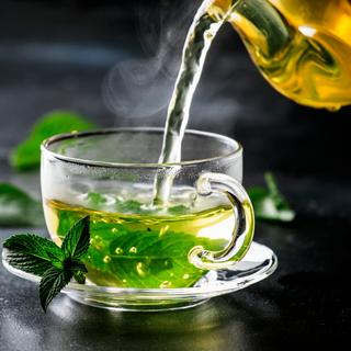 Tasse fumante de thé vert ©Veayo, Adobe Stock