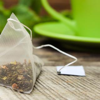 Des chercheurs de l’université autonome de Barcelone (Espagne) confirment que l’infusion de sachets de thé contenant du plastique libère de nombreuses micro et nanoparticules dans l’eau. Des particules de plastique qu’ils montrent, pour la première fois, susceptibles de diffuser dans notre corps. © Mukhina1, iStock