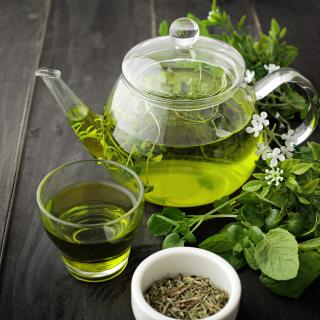 Boire du thé vert au moins trois fois par semaine serait bon pour la santé, mais le thé noir ne produirait pas autant de bienfaits. © KMNPhoto, Adobe Stock