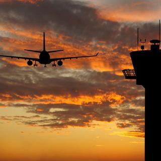 Un centre de contrôle situé à des centaines de kilomètres&nbsp;va remplacer la&nbsp;tour&nbsp;de contrôle&nbsp;des aéroports régionaux dans l’avenir. © ErsErg, Adobe Stock