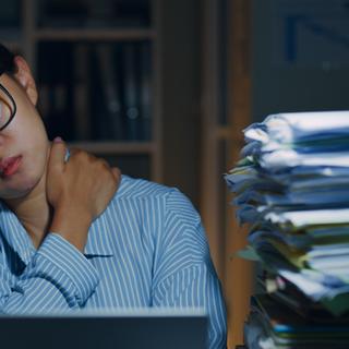 Le travail de nuit augmente le risque de développer plusieurs maladies dont le cancer. © Nattakorn, Adobe Stock
