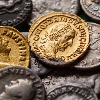 Muitos tesouros escondidos foram descobertos em Itália, um sinal de que as pessoas procuram proteger as suas riquezas. Aqui, moedas de ouro e prata que datam do reinado de Décio entre 249 e 251. © bukhta79, Adobe Stock