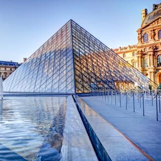 Le musée du Louvre, à Paris, théâtre d’un braquage en plein jour le 19 octobre 2025, conserve certains des trésors les plus précieux du patrimoine mondial. © Torval Mork, Adobe Stock