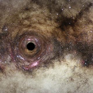 Voici une vue d'artiste d'un trou noir dérivant dans notre Galaxie, la Voie lactée. Le trou noir est le reste écrasé d'une étoile massive qui a explosé en supernova. Le noyau survivant est de plusieurs fois la masse de notre Soleil. Le trou noir piège la lumière en raison de son champ gravitationnel intense. Le trou noir déforme l'espace qui l'entoure, ce qui déforme les images d'étoiles d'arrière-plan alignées presque directement derrière lui. Cet effet de « lentille »&nbsp;gravitationnelle offre la seule preuve révélatrice de l'existence de trous noirs solitaires errant dans notre Galaxie, dont la population pourrait atteindre 100 millions. Le télescope spatial Hubble part à la recherche de ces trous noirs en recherchant la distorsion de la lumière des étoiles lorsque les trous noirs dérivent devant les étoiles de fond. © ESA, Hubble, Digitized Sky Survey, Nick Risinger (skysurvey.org), N. Bartmann