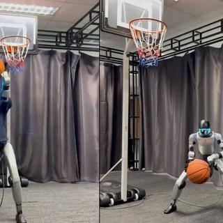 Raccordé à un fil, sans doute pour l’alimenter en énergie, le robot est impressionnant en joueur de basket. © Montage SB