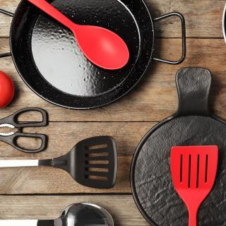 Les polluants éternels sont présents dans de nombreux objets et produits du quotidien, comme les textiles, poêles antiadhésives, cosmétiques. ©&nbsp;New Africa, Adobe Stock