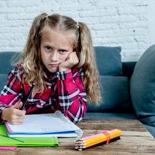Apprendre par cœur n’est pas une simple répétition mécanique. © Shutterstock