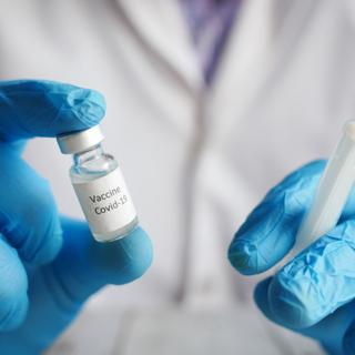 Les nouveaux vaccins dits bivalents commencent à être autorisés. Comment sont-ils fabriqués ? Quel bénéfice par rapport aux vaccins de première génération ? © Towfiqu Barbhuiya, Unsplash