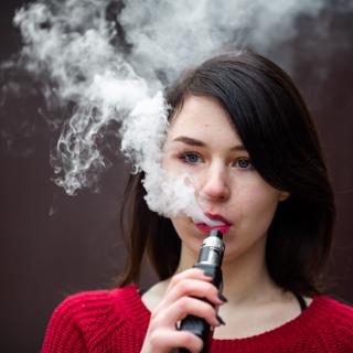 Une étude internationale suggère que la cigarette électronique pourrait favoriser certains mécanismes impliqués dans le développement de cancers. Des résultats qui relancent les questions sur les risques réels du vapotage, notamment chez les jeunes utilisateurs. ©&nbsp;aleksandr_yu, Adobe Stock