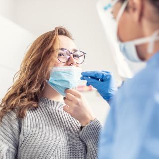 Déterminer si le variant BA.2 est à l’origine d’une infection nécessite de séquencer l’échantillon.&amp;nbsp;Shutterstock. © Weyo, Adobe Stock
