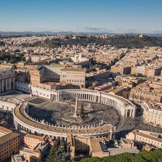 La basilique Saint-Pierre, la plus grande église catholique au monde, est aussi l'un des joyaux du Vatican. © a_medvedkov, Adobe Stock