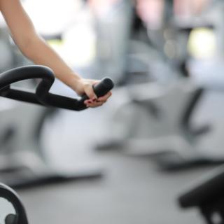 Um estudo que incluiu 12 participantes com idades entre 18 e 56 anos sugeriu que o exercício físico intenso pode ser mais eficaz do que o exercício leve ou o jejum na proteção do cérebro contra o envelhecimento. © Somkiat, Adobe Stock