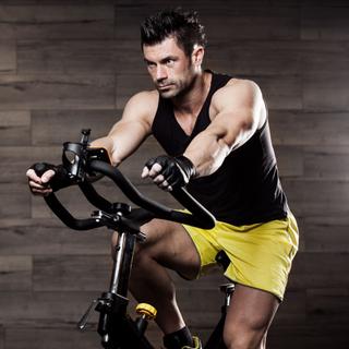 Le choix d'un vélo elliptique à moins de 500 € peut vous aider à perdre du poids ou à améliorer votre condition physique&nbsp;© romanolebedev,&nbsp;Adobe Stock