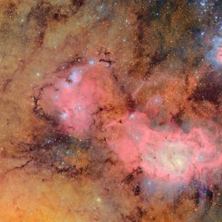 Une image de la nébuleuse Trifide et de la nébuleuse de la Lagune, à plusieurs milliers d'années-lumière du Système solaire, vues par l'Observatoire Vera Rubin. L'image est en réalité une mosaïque de photos de ces nébuleuses, des régions de formation d'étoiles semblables à des nuages ​​situées dans la constellation du Sagittaire, composée de 678 images distinctes prises en seulement sept heures. © NSF-DOE Vera C. Rubin Observatory