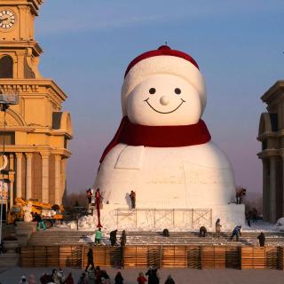 Como evidenciado por este boneco de neve gigante, construído em 15 de dezembro de 2025, a cidade chinesa de Harbin parece lidar muito bem com o frio extremo. ©AFP