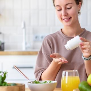C’est peu connu, mais deux compléments alimentaires courants pourraient diminuer de 30 % le risque d’avoir un enfant souffrant d’autisme, selon une étude de Plos&nbsp;One. © kucherav, Adobe Stock&nbsp;