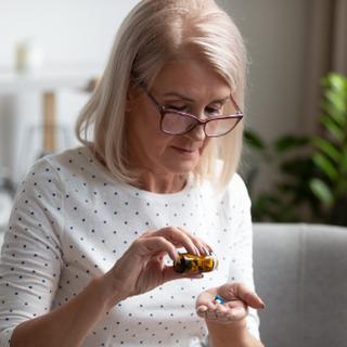 Pour limiter les risques de fractures et de chutes chez les personnes âgées, de nombreux médecins prescrivent du calcium, de la vitamine D ou une combinaison des deux. © fizkes, Adobe Stock