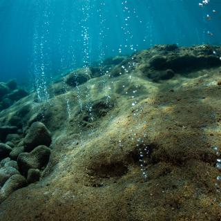 L'eau pénètre dans le manteau au niveau des zones de subduction et influence notamment le magmatisme qui a lieu en surface. © ead72, Adobe Stock