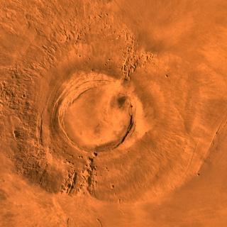 Cette mosaïque d’images numériques du plateau Tharsis de Mars montre le volcan éteint Arsia Mons. Elle a été assemblée à partir d’images que Viking 1 a pris au cours de sa carrière, de 1976 à 1980. Arsia Mons, l’un des trois volcans géants qui surmontent le plateau de Tharsis. Il culmine à 17 km et sa caldeira est bien plus importante que celle d'Olympus Mons puisqu'elle mesure 120 km de diamètre. © Nasa, JPL, USGS