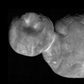 Imagem composta de Ultima Thule tirada em 1º de janeiro de 2019, a 6.628 quilômetros do asteroide, seis minutos e meio antes de sua passagem mais próxima. © NASA, SwRI, JHUAPL