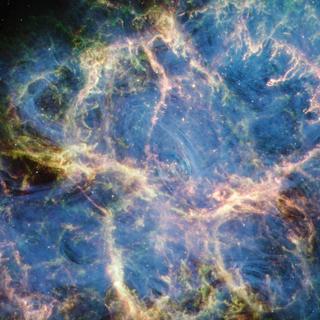 Le télescope spatial James-Webb de la Nasa-ESA-CSA a disséqué la structure de la nébuleuse du Crabe, aidant ainsi les astronomes à évaluer les principales théories sur les origines du reste de supernova. Grâce aux données collectées par la NIRCam (Near-Infrared Camera) et l’instrument Miri (Mid-Infrared Instrument) de Webb, une équipe de scientifiques a pu inspecter de près certains des principaux composants de la nébuleuse du Crabe.Pour la première fois, les astronomes ont cartographié l’émission de poussière chaude dans tout ce reste de supernova. Représentés ici sous forme de matière magenta pelucheuse, les grains de poussière forment une structure en forme de cage qui est plus apparente vers les parties inférieure gauche et supérieure droite du reste. Des filaments de poussière sont également enfilés dans tout l’intérieur du Crabe et coïncident parfois avec des régions de soufre doublement ionisé (soufre III), colorées en vert. Les filaments mouchetés de couleur jaune-blanc, qui forment de grandes structures en forme de boucle autour du centre du reste de supernova, représentent les zones où la poussière et le soufre doublement ionisé se chevauchent.La structure en cage de la poussière permet de limiter une partie, mais pas la totalité, de l'émission synchrotron fantomatique représentée en bleu. L'émission ressemble à des volutes de fumée, plus particulièrement visibles vers le centre du Crabe. Les minces rubans bleus suivent les lignes de champ magnétique créées par le cœur du pulsar du Crabe, une étoile à neutrons en rotation rapide. © Nasa, ESA, CSA, STScI, T. Temim (Princeton University)