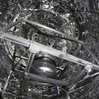 L'expérience Xenon 1T a-t-elle découvert la matière noire ? Elle se trouve sous le Gran Sasso, en Italie, dans une caverne qui mesure 100 m de long, 20 m de large et 18 m de haut. Le nouvel instrument y est installé à l'intérieur d'un château d'eau de 10 m de diamètre afin de le protéger de la radioactivité naturelle de l'environnement. © Xenon Collaboration