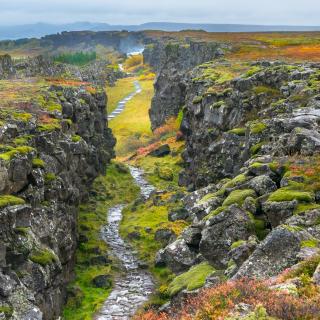 L'Islande se situe exactement sur la limite entre les plaques tectoniques eurasienne et nord-américaine - Parc National de Thingvellir - Islande. © Nido Huebl, Adobe Stock