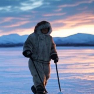 Image générée par intelligence artificielle de peuples inuits traversant un lac gelé. © Grok