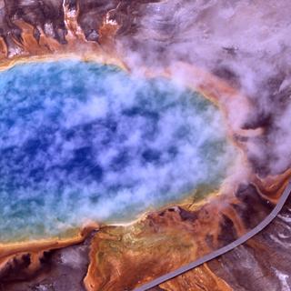 A Grande Primavera Prismática nos Estados Unidos é um dos lagos mais bonitos e coloridos do mundo. © Jim Peaco, Serviço Nacional de Parques, Wikipedia, Domínio público