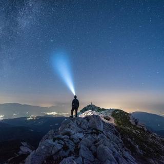 Les lampes frontales font partie du matériel indispensable pour une randonnée&amp;nbsp;© Pixabay