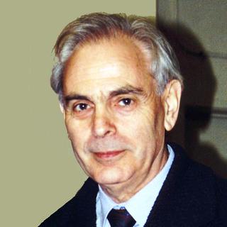 Lev Okun (1929-2015) est un physicien russe dont les travaux sur la physique des particules élémentaires sont bien connus. On lui doit le terme de hadron désignant toutes les particules composées de quarks et de gluons, comme les nucléons, les mésons et les hypérons. © SLAC, Cern