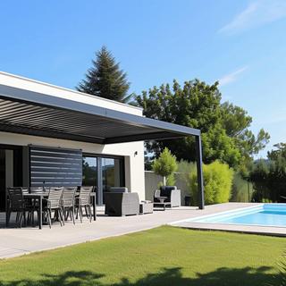Les pergolas bioclimatiques permettent de moduler l'ombre et la ventilation selon la météo.&nbsp;©&nbsp;Chlorophylle, Adobe Stock