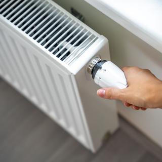 Para passar os dias frios sem aumentar a conta, um aquecedor auxiliar econômico pode complementar efetivamente o sistema principal © dtatiana, Adobe Stock