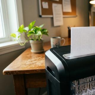 Un destructeur de documents permet d’éliminer les papiers sensibles tout en limitant les risques liés aux données personnelles.&nbsp;© Tikka MS, Adobe Stock