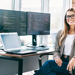 La qualité de l'écran joue un rôle essentiel pour travailler confortablement à domicile. © deagreez, Adobe Stock