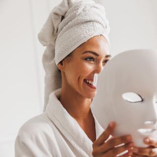 Les&nbsp;masques LED pour le visage séduisent comme alternative douce aux traitements esthétiques classiques ©&nbsp; milanmarkovic78, Adobe Stock