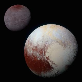 Pluton (en bas) et Charon (en haut). La planète naine arbore des reliefs — notamment dans ce grand Cœur et ses alentours — témoignant d’une dynamique insoupçonnée jusqu’à la visite de la sonde, le 14 juillet 2015. © Nasa, SwRI, JHUAPL